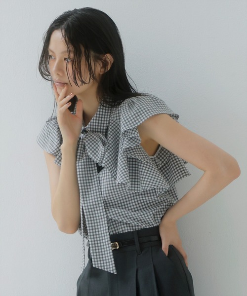 AND COUTURE(アンドクチュール)の「ギンガムサッカーフリルブラウス(シャツ/ブラウス・レディース・ブルー系その他/ブラック系その他/グリーン系その他・FREE)」の4枚目の写真