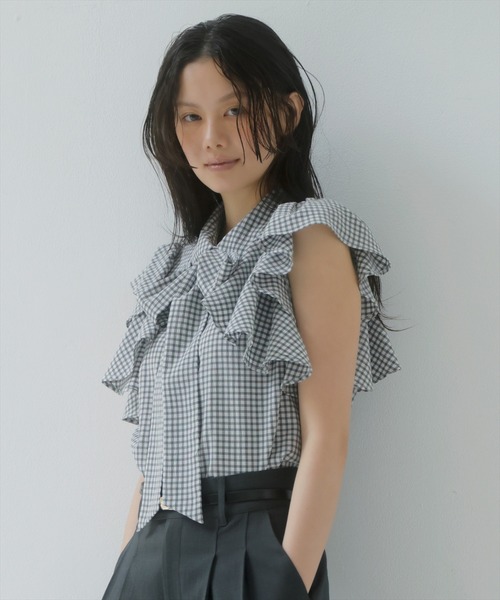 AND COUTURE(アンドクチュール)の「ギンガムサッカーフリルブラウス(シャツ/ブラウス・レディース・ブルー系その他/ブラック系その他/グリーン系その他・FREE)」の5枚目の写真
