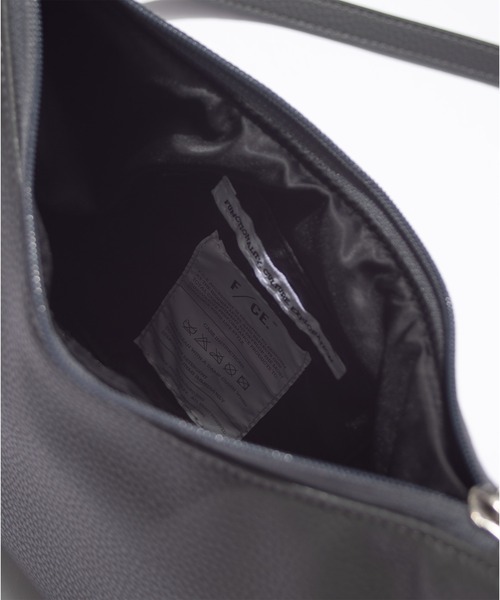 F/CE. （エフシーイー）の「F/CE. TECH LEATHER CROSS BODY POCHETTE / エフシーイー テックレザー クロスボディポシェット（ショルダーバッグ・メンズ・アイボリー/ブラック/チャコール・FREE）」の11枚目の写真