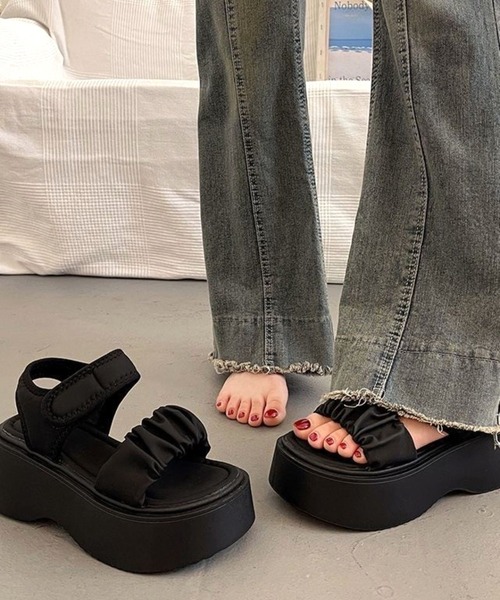 CANVAS+(キャンバスプラス)の「【CANVAS+】シュシュ厚底サンダル(サンダル・レディース・アイボリー/ブラック・24.5/24/23.5)」の11枚目の写真