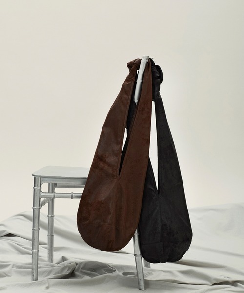 anggae（アンゲ）の「anggae/アンゲ  TIED COCOON SAC 光沢 ショルダーバッグ（ショルダーバッグ・レディース・ブラック/ブラウン・FREE）」の6枚目の写真