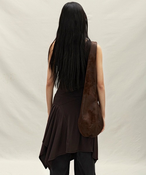 anggae（アンゲ）の「anggae/アンゲ  TIED COCOON SAC 光沢 ショルダーバッグ（ショルダーバッグ・レディース・ブラック/ブラウン・FREE）」の3枚目の写真