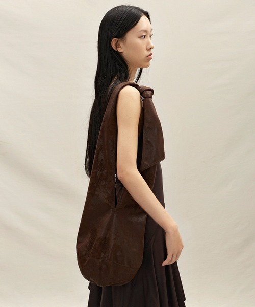 anggae（アンゲ）の「anggae/アンゲ  TIED COCOON SAC 光沢 ショルダーバッグ（ショルダーバッグ・レディース・ブラック/ブラウン・FREE）」の14枚目の写真
