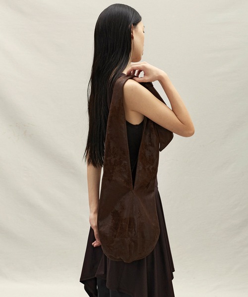 anggae（アンゲ）の「anggae/アンゲ  TIED COCOON SAC 光沢 ショルダーバッグ（ショルダーバッグ・レディース・ブラック/ブラウン・FREE）」の11枚目の写真