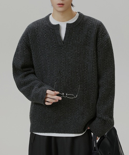 TOBEE（トゥビー）の「【TOBEE】ヘンリーネックニット セーター/オーバーサイズ ニットポロ（ニット/セーター・メンズ・ダークグレー/オフホワイト/ブラック・MEDIUM/LARGE/X-LARGE）」の13枚目の写真