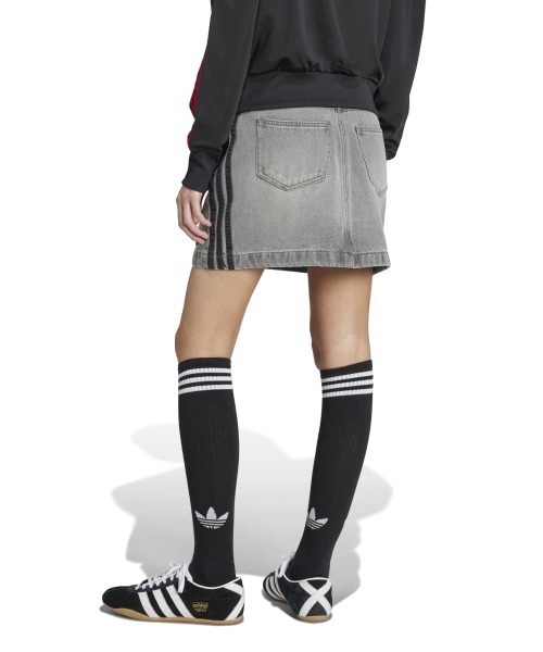 adidas（アディダス）の「adidas Originals ADICOLOR 3 STRIPES DENIM MINI SKIRT（アディダスオリジナルス アディカラー スリーストライプス デニム ミニスカート）（デニムスカート・レディース・グレー系・SMALL/MEDIUM/LARGE）」の3枚目の写真