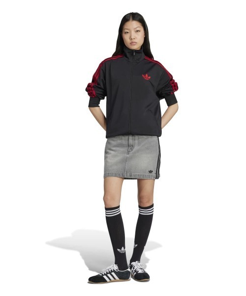 adidas（アディダス）の「adidas Originals ADICOLOR 3 STRIPES DENIM MINI SKIRT（アディダスオリジナルス アディカラー スリーストライプス デニム ミニスカート）（デニムスカート・レディース・グレー系・SMALL/MEDIUM/LARGE）」の6枚目の写真