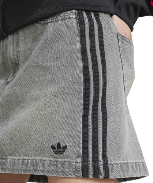 adidas（アディダス）の「adidas Originals ADICOLOR 3 STRIPES DENIM MINI SKIRT（アディダスオリジナルス アディカラー スリーストライプス デニム ミニスカート）（デニムスカート・レディース・グレー系・SMALL/MEDIUM/LARGE）」の4枚目の写真