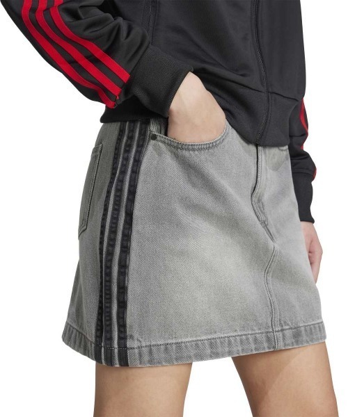 adidas（アディダス）の「adidas Originals ADICOLOR 3 STRIPES DENIM MINI SKIRT（アディダスオリジナルス アディカラー スリーストライプス デニム ミニスカート）（デニムスカート・レディース・グレー系・SMALL/MEDIUM/LARGE）」の5枚目の写真