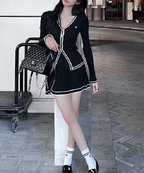 【未使用✨】高級イタリア生地　23区 スーツ　セットアップ　スカート　黒　38 未使用✨】高級イタリア生地 23区 スーツ セットアップ スカート 黒 38