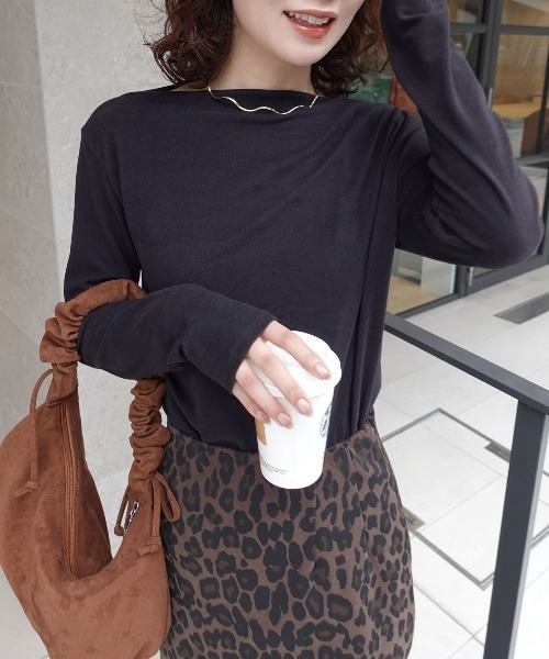 CORNERS(コーナーズ)の「マットベロアボートネックトップス(Tシャツ/カットソー・レディース・ブラウン/ブラック/アイボリー/グレイッシュベージュ・M)」の1枚目の写真