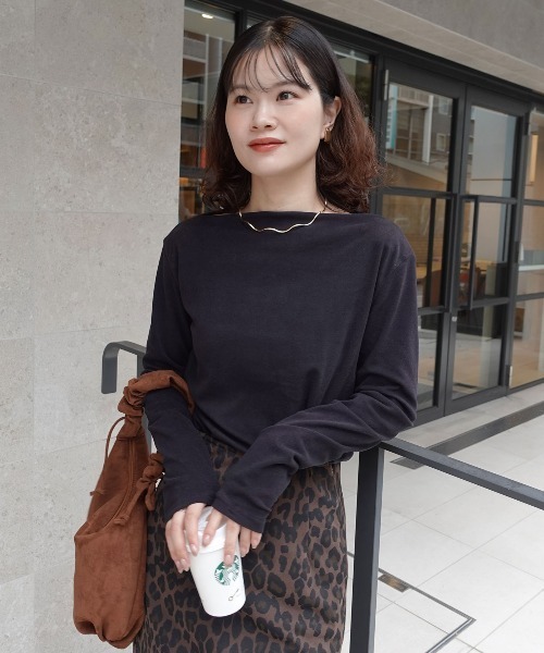 CORNERS(コーナーズ)の「マットベロアボートネックトップス(Tシャツ/カットソー・レディース・ブラウン/ブラック/アイボリー/グレイッシュベージュ・M)」の16枚目の写真