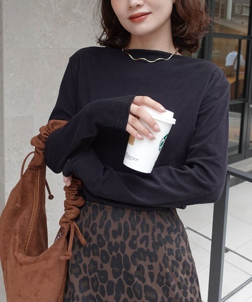 CORNERS(コーナーズ)の「マットベロアボートネックトップス(Tシャツ/カットソー・レディース・ブラウン/ブラック/アイボリー/グレイッシュベージュ・M)」の15枚目の写真