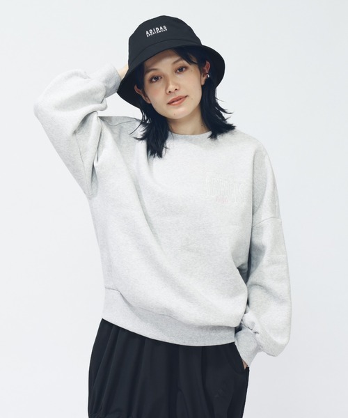 adidas（アディダス）の「アディダス adidas バービージ ルーズフィット フリース クルーネック スウェットシャツ（スウェット・レディース・ホワイト/ライトグレー/ネイビー・S/M/L/XL）」の2枚目の写真