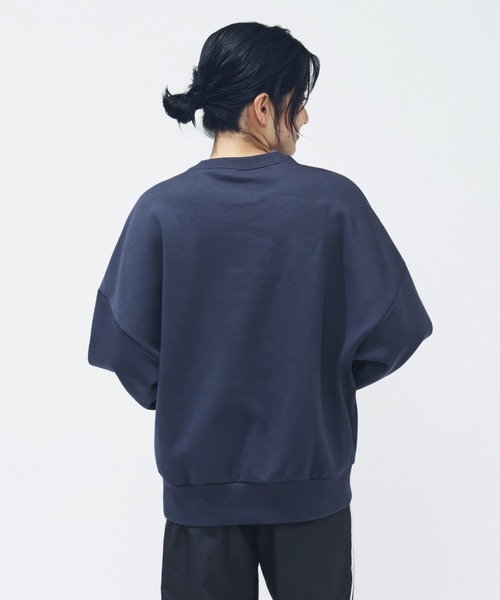 adidas（アディダス）の「アディダス adidas バービージ ルーズフィット フリース クルーネック スウェットシャツ（スウェット・レディース・ホワイト/ライトグレー/ネイビー・S/M/L/XL）」の14枚目の写真