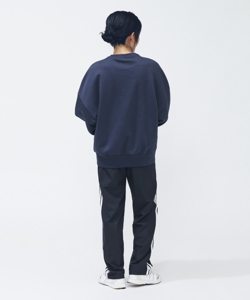 adidas（アディダス）の「アディダス adidas バービージ ルーズフィット フリース クルーネック スウェットシャツ（スウェット・レディース・ホワイト/ライトグレー/ネイビー・S/M/L/XL）」の11枚目の写真