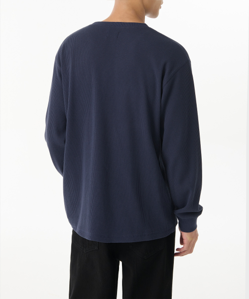 MUSINSA STANDARD（ムシンサスタンダード）の「ワッフルリラックスクルーネック長袖Tシャツ [ネイビー]（Tシャツ/カットソー・メンズ・その他・SMALL/MEDIUM/LARGE/X-LARGE/XX-LARGE/XXX-LARGE）」の2枚目の写真