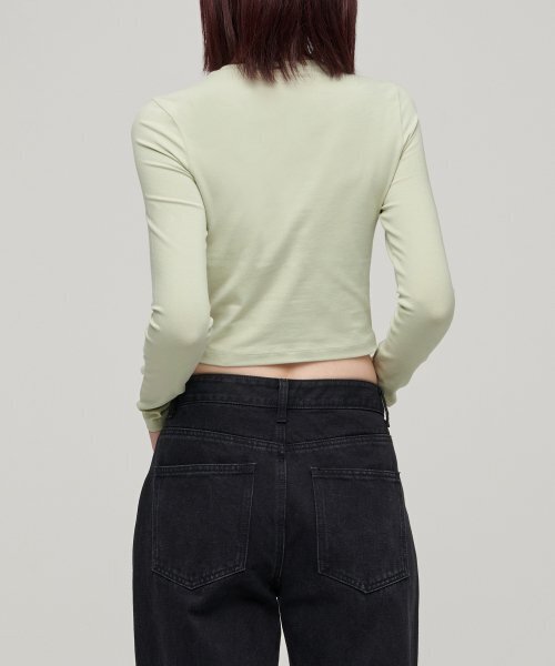 MUSINSA STANDARD WOMAN（ムシンサスタンダードウーマン）の「ウィメンズスリムクロップクルーネック長袖Tシャツ[ペイルグリーン]（Tシャツ/カットソー・レディース・その他・SMALL/MEDIUM/LARGE/X-SMALL）」の2枚目の写真