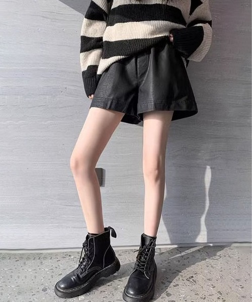 MAISON DE THERESE(メゾン ド テレーズ)の「マットPUのショートパンツ(その他パンツ・レディース・ブラック/モカ・M/L)」の3枚目の写真