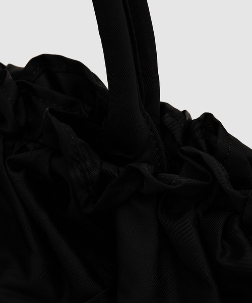 GANNI(ガニー)の「XXL Shopper Ruffle(トートバッグ・レディース・ブラック・ONE SIZE)」の3枚目の写真