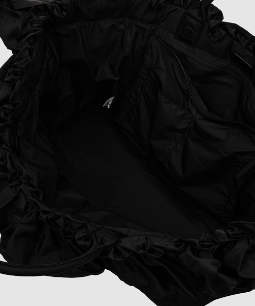 GANNI(ガニー)の「XXL Shopper Ruffle(トートバッグ・レディース・ブラック・ONE SIZE)」の6枚目の写真