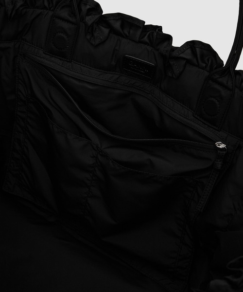 GANNI(ガニー)の「XXL Shopper Ruffle(トートバッグ・レディース・ブラック・ONE SIZE)」の7枚目の写真