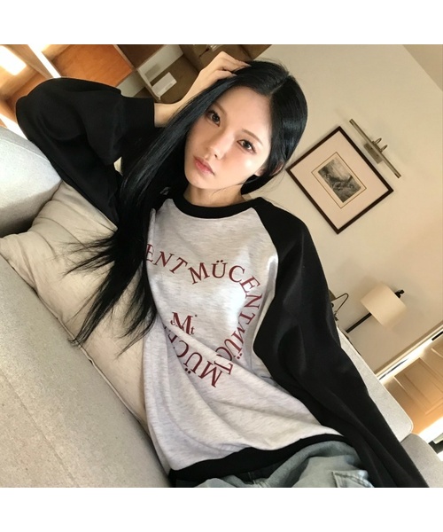 MUCENT（ムセント）の「ハートレタリングナグラン配色スウェット男女共用（4カラー）（スウェット・レディース・ブラック系/チャコール/ブラウン/バーガンディー/ブラック・FREE）」の2枚目の写真