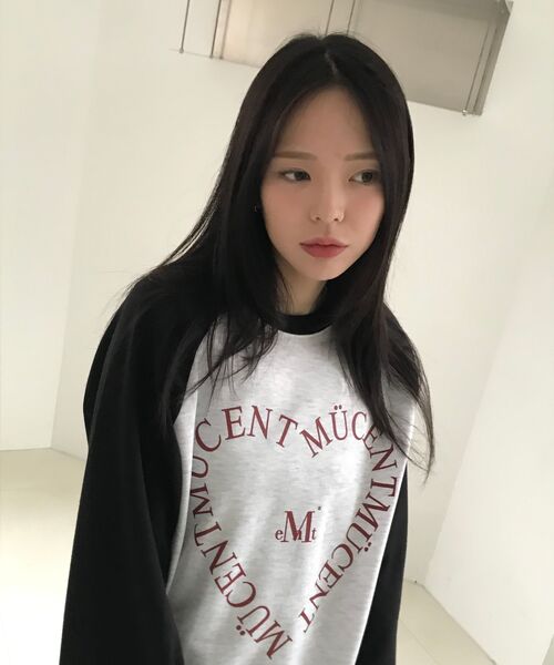MUCENT（ムセント）の「ハートレタリングナグラン配色スウェット男女共用（4カラー）（スウェット・レディース・ブラック系/チャコール/ブラウン/バーガンディー/ブラック・FREE）」の18枚目の写真