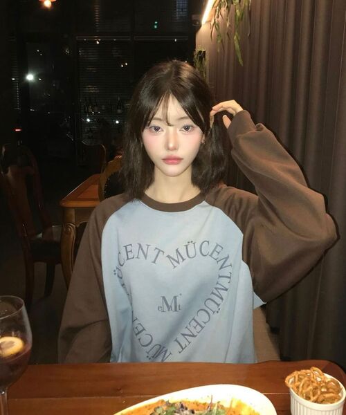 MUCENT（ムセント）の「ハートレタリングナグラン配色スウェット男女共用（4カラー）（スウェット・レディース・ブラック系/チャコール/ブラウン/バーガンディー/ブラック・FREE）」の11枚目の写真