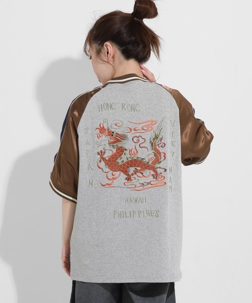 KRIFF MAYER（クリフメイヤー）の「ヴィンテージライク スーベニア龍刺繍スカTEE / 異素材サテン切替 ビッグシルエット（Tシャツ/カットソー・メンズ・チャコール/グレー/オフホワイト・X-LARGE/LARGE/MEDIUM）」の3枚目の写真