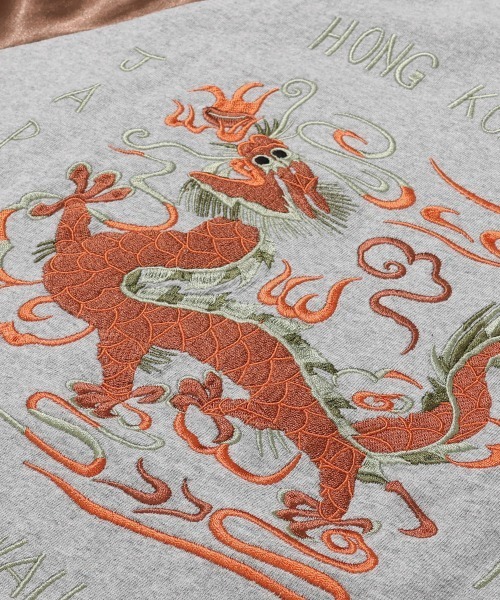 KRIFF MAYER（クリフメイヤー）の「ヴィンテージライク スーベニア龍刺繍スカTEE / 異素材サテン切替 ビッグシルエット（Tシャツ/カットソー・メンズ・チャコール/グレー/オフホワイト・X-LARGE/LARGE/MEDIUM）」の20枚目の写真