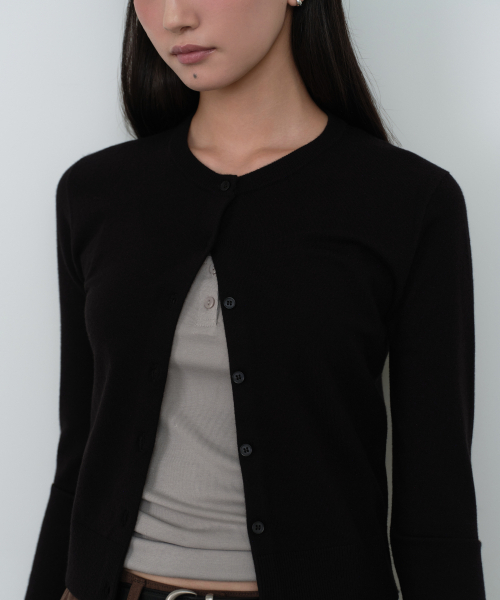 MUSINSA STANDARD WOMAN（ムシンサスタンダードウーマン）の「ウィメンズエッセンシャルスリムラウンドネックカーディガン[ブラック]（カーディガン/ボレロ・レディース・その他・X-SMALL/SMALL/MEDIUM/LARGE）」の4枚目の写真