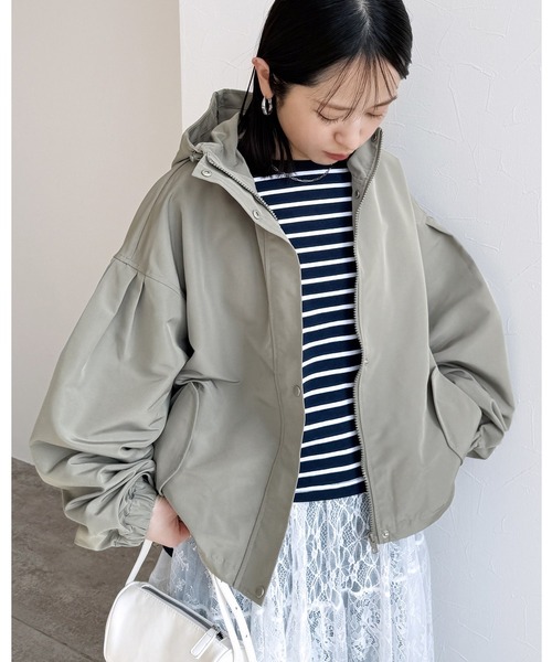 reca(レカ)の「ボリューム袖マウンテンパーカー(マウンテンパーカー・レディース・ライトカーキ/アイボリー・M)」の2枚目の写真