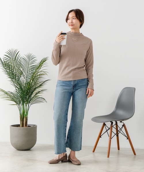 fort point(フォーポイント)の「【C-FORT POINT/フォートポイント】【繊細なシャーリング加工が大人の華やかさを演出】カットシャーリング ボトルネックロンT カットソー 柔らかい シンプル 程よいゆったりシルエット デイリーユース(Tシャツ/カットソー・レディース・ブルー/アイボリー/ブラック/グレー・MEDIUM)」の22枚目の写真