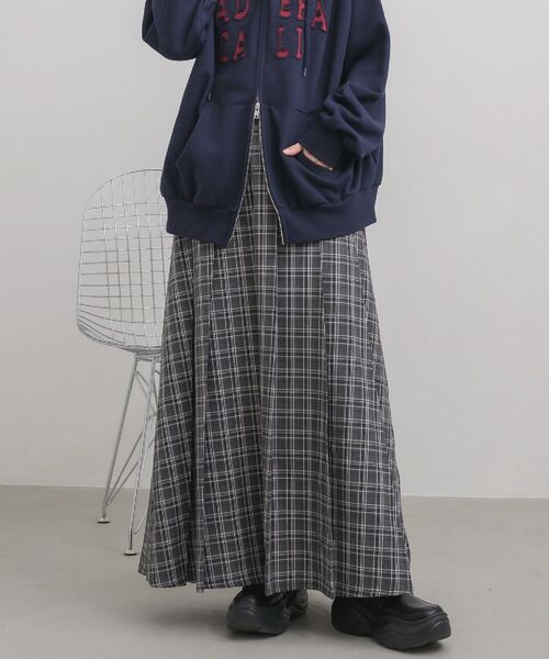 RETRO GIRL（レトロガール）の「チェックプリーツロングSK（スカート・レディース・ブルー系その他2/ブラック系その他2・FREE）」の2枚目の写真