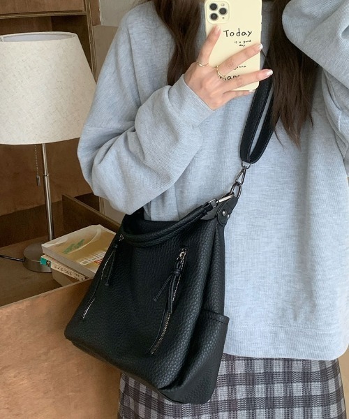 Ritzy(リッツィー)の「フェイクレザー ジップデザイン ショルダーバッグ(ショルダーバッグ・レディース・ブラウン/ダークブラウン/ブラック・FREE)」の13枚目の写真