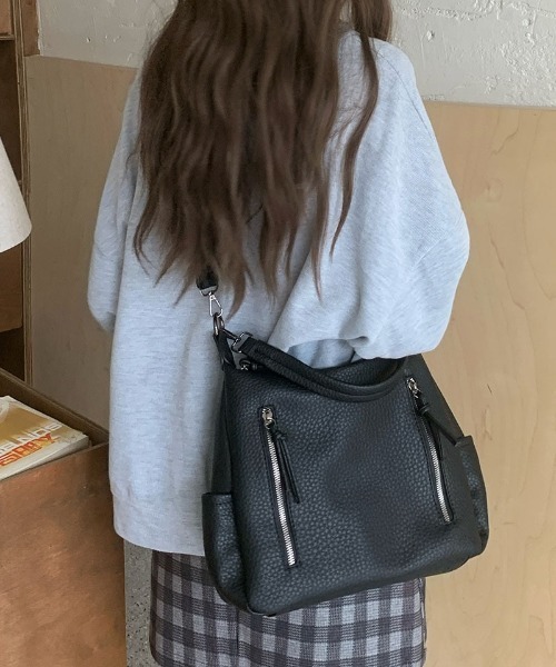 Ritzy(リッツィー)の「フェイクレザー ジップデザイン ショルダーバッグ(ショルダーバッグ・レディース・ブラウン/ダークブラウン/ブラック・FREE)」の15枚目の写真