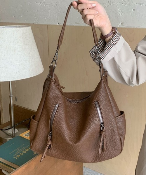 Ritzy(リッツィー)の「フェイクレザー ジップデザイン ショルダーバッグ(ショルダーバッグ・レディース・ブラウン/ダークブラウン/ブラック・FREE)」の6枚目の写真