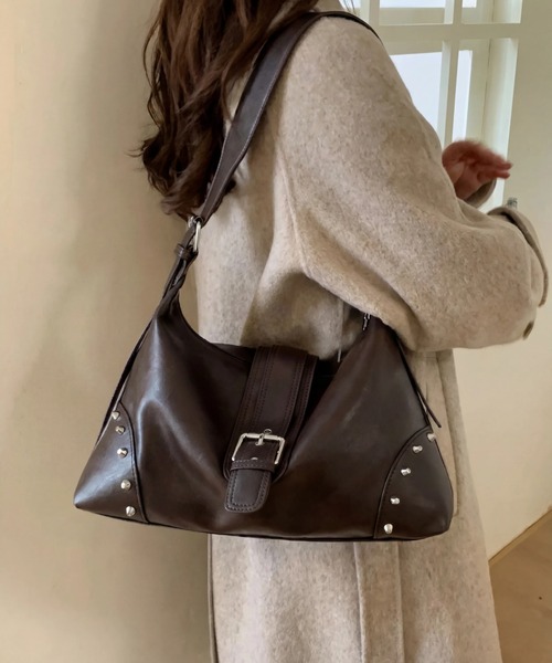 yuue' ( wear )（ユーイ）の「大容量スタッズベルトデザインショルダーバッグ/A4サイズ対応（ショルダーバッグ・レディース・ブラック/ダークブラウン・FREE）」の2枚目の写真