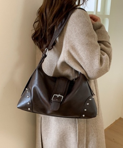 yuue' ( wear )（ユーイ）の「大容量スタッズベルトデザインショルダーバッグ/A4サイズ対応（ショルダーバッグ・レディース・ブラック/ダークブラウン・FREE）」の16枚目の写真