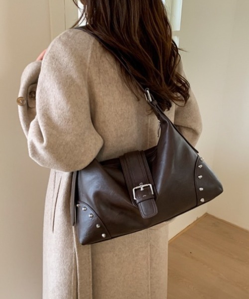 yuue' ( wear )（ユーイ）の「大容量スタッズベルトデザインショルダーバッグ/A4サイズ対応（ショルダーバッグ・レディース・ブラック/ダークブラウン・FREE）」の17枚目の写真