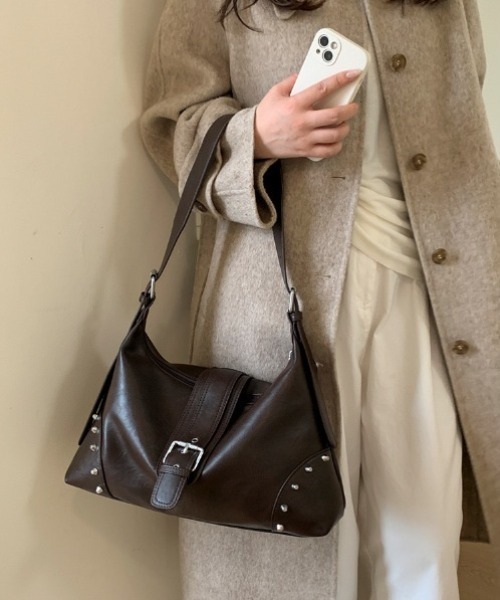 yuue' ( wear )（ユーイ）の「大容量スタッズベルトデザインショルダーバッグ/A4サイズ対応（ショルダーバッグ・レディース・ブラック/ダークブラウン・FREE）」の12枚目の写真