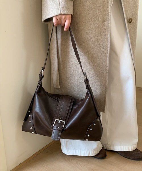 yuue' ( wear )（ユーイ）の「大容量スタッズベルトデザインショルダーバッグ/A4サイズ対応（ショルダーバッグ・レディース・ブラック/ダークブラウン・FREE）」の15枚目の写真