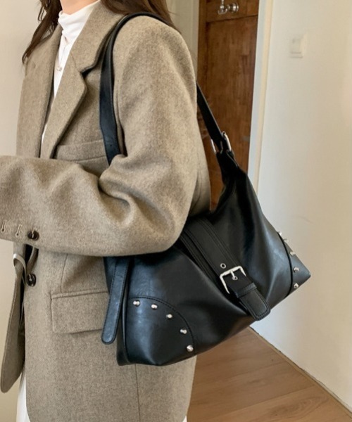 yuue' ( wear )（ユーイ）の「大容量スタッズベルトデザインショルダーバッグ/A4サイズ対応（ショルダーバッグ・レディース・ブラック/ダークブラウン・FREE）」の4枚目の写真