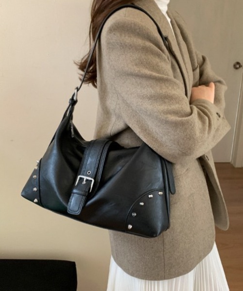 yuue' ( wear )（ユーイ）の「大容量スタッズベルトデザインショルダーバッグ/A4サイズ対応（ショルダーバッグ・レディース・ブラック/ダークブラウン・FREE）」の3枚目の写真