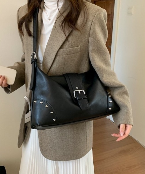 yuue' ( wear )（ユーイ）の「大容量スタッズベルトデザインショルダーバッグ/A4サイズ対応（ショルダーバッグ・レディース・ブラック/ダークブラウン・FREE）」の6枚目の写真