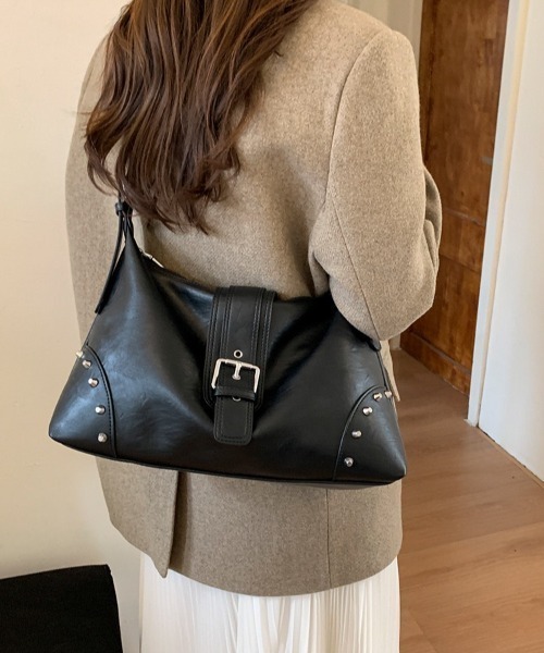 yuue' ( wear )（ユーイ）の「大容量スタッズベルトデザインショルダーバッグ/A4サイズ対応（ショルダーバッグ・レディース・ブラック/ダークブラウン・FREE）」の7枚目の写真