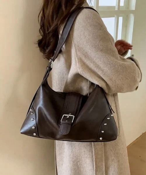yuue' ( wear )（ユーイ）の「大容量スタッズベルトデザインショルダーバッグ/A4サイズ対応（ショルダーバッグ・レディース・ブラック/ダークブラウン・FREE）」の10枚目の写真