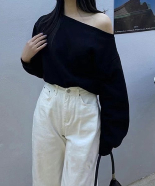 AMAJI（アマジ）の「オフショルダー風 デザインスウェット トップス ゆったりシルエット（Tシャツ/カットソー・レディース・オフホワイト/ブラック・FREE）」の2枚目の写真