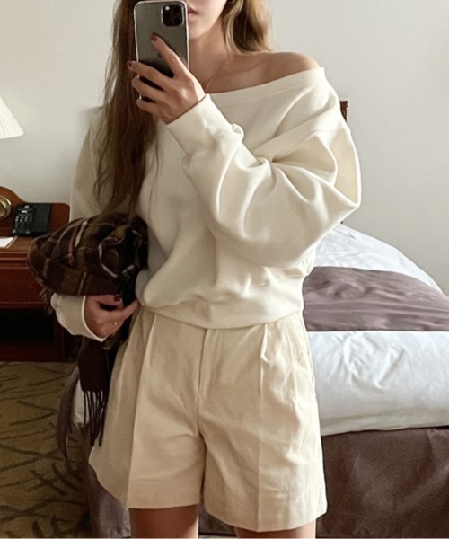AMAJI（アマジ）の「オフショルダー風 デザインスウェット トップス ゆったりシルエット（Tシャツ/カットソー・レディース・オフホワイト/ブラック・FREE）」の6枚目の写真